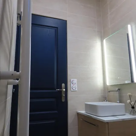 A Pour Deux Personnes בית הארחה בונדי